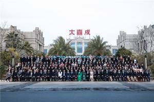 2019年小字迷練字國際連鎖年會 2019年1月14日，小字迷練字國際連鎖年會在浙江金華召開，來自全國各地的200多名加盟商濟濟一堂，共同分享2018年的成功喜悅，交流各自的成功經(jīng)驗，暢談2019年的美好愿望！